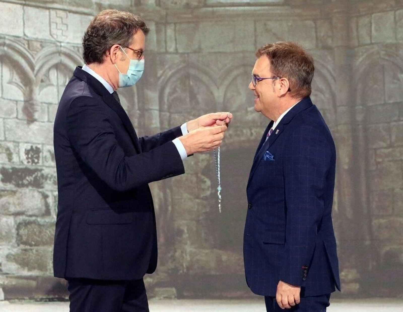 En el año 2020, recibió la Medalla Castelao que entrega anualmente la Xunta en reconocimiento por su trayectoria en la comunicación y el entretenimiento, que lo llevó a colaborar con medios radiofónicos y escritos.