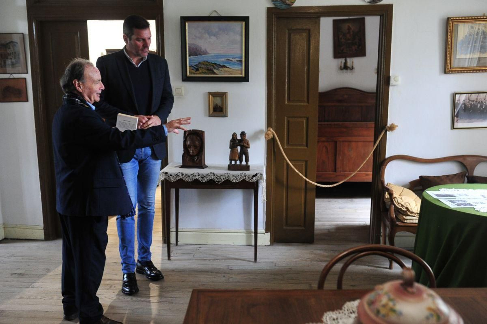 López Pereira amosa o Pazo de Trasalba a López Campos, onte.