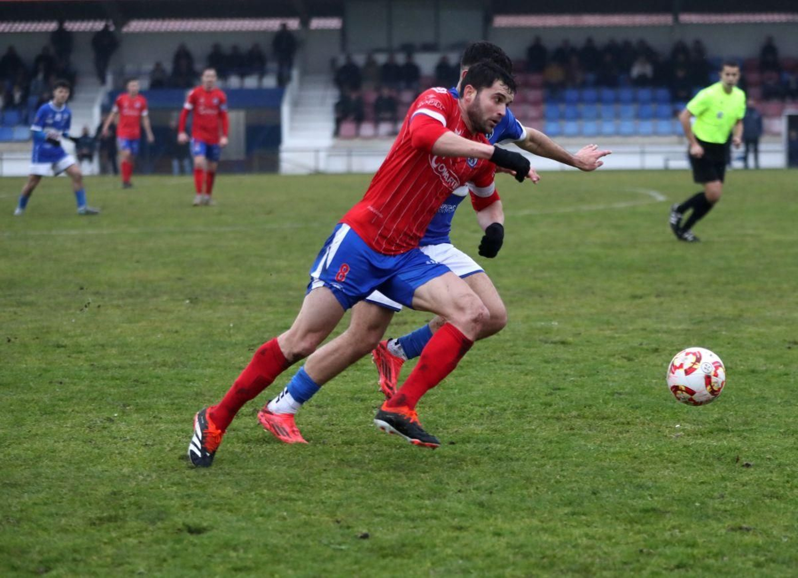 Enio Magro, centrocampista del Verín, pugna por la pelota ante el Porriño.