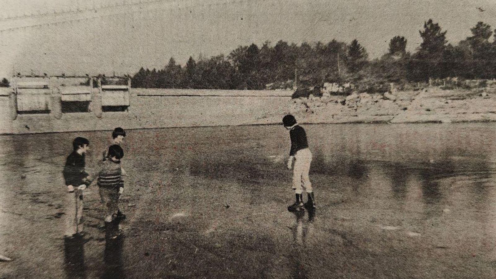 Un grupo de niños patina sobre el hielo en el embalse de Cachamuiña.