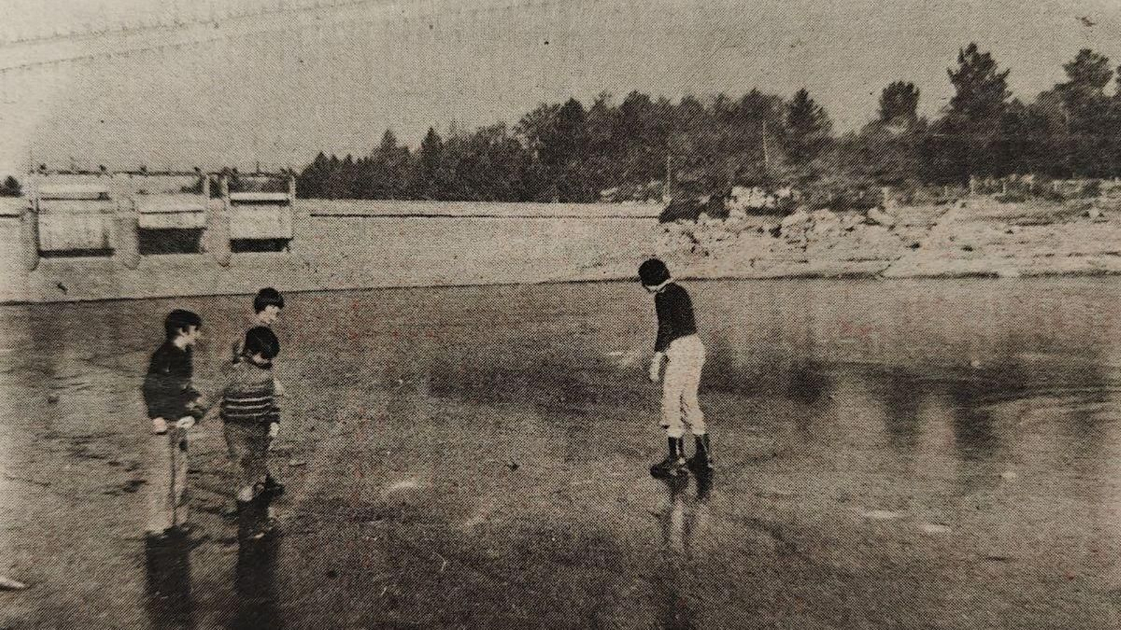 Un grupo de niños patina sobre el hielo en el embalse de Cachamuiña.