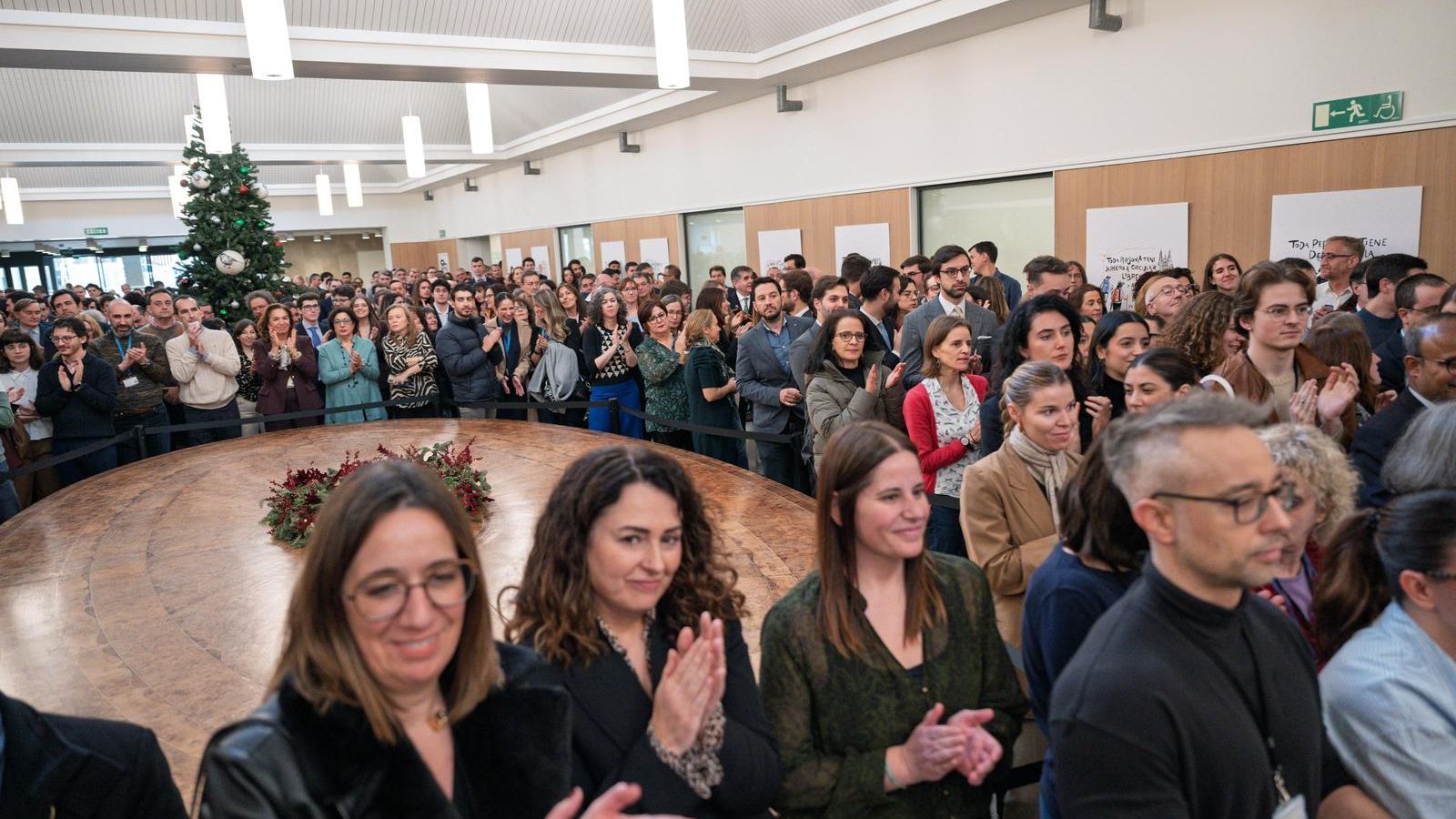 El personal aplaude al ministro