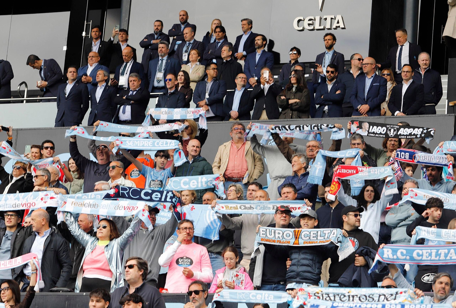 Bufandas al aire en apoyo al Celta.