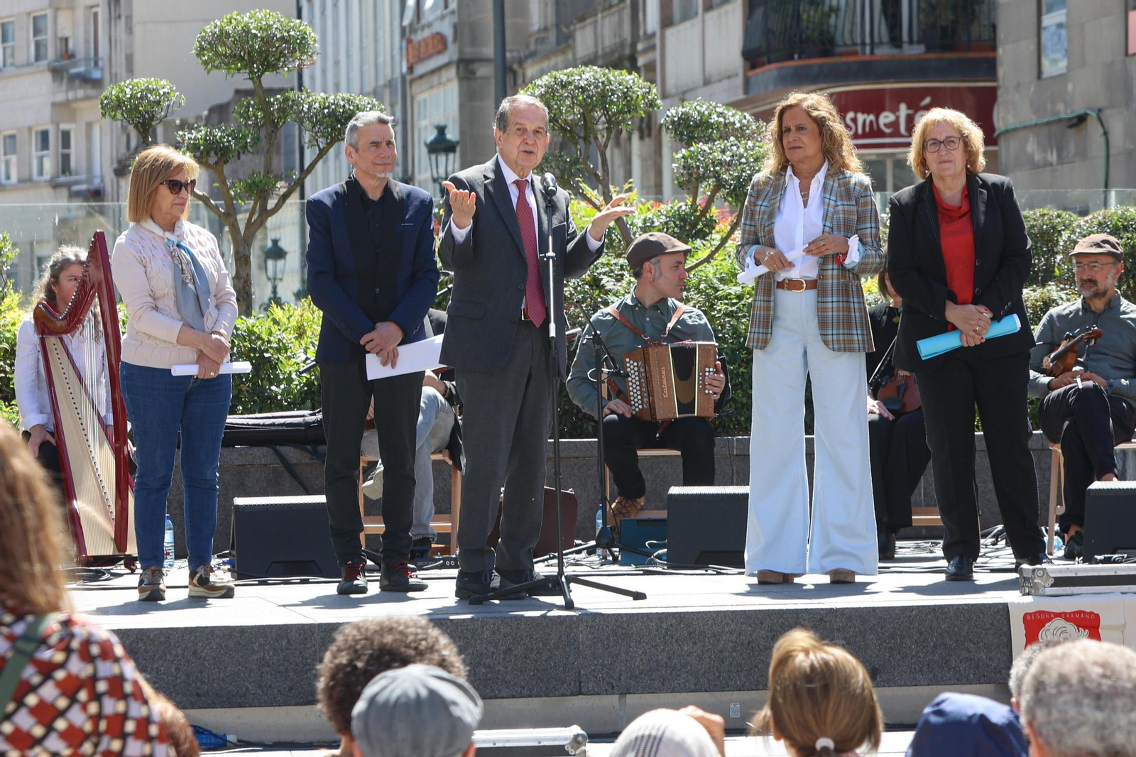 Galería | Begoña Caamaño es homenajeada en la Porta do Sol por las Letras Galegas
