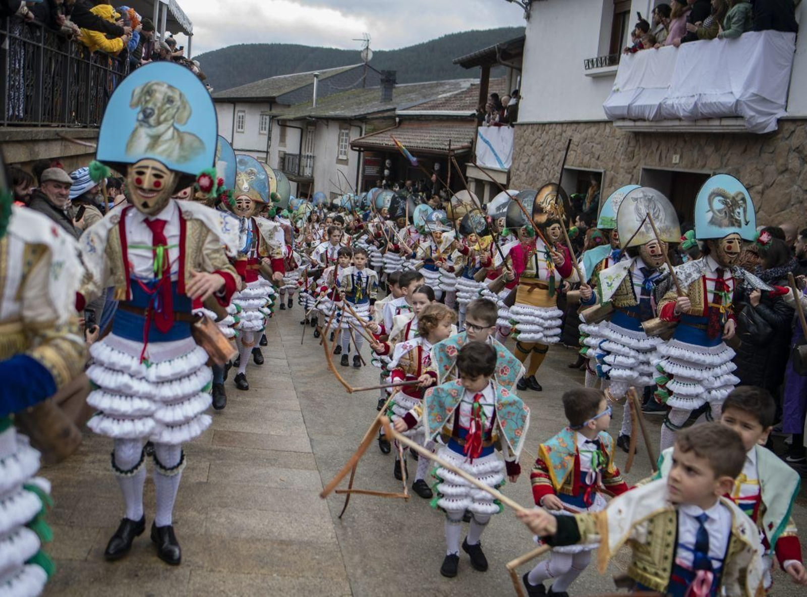 Os pequenos peliqueiros observaron onte aos maiores con atención, sabedores de que nun futuro próximo serán eles os encargados de transmitir a tradición.