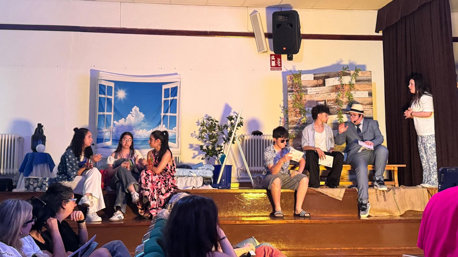 O elenco protagonista do “Mamma Mia!”, nunha escena nun lateral do salón.