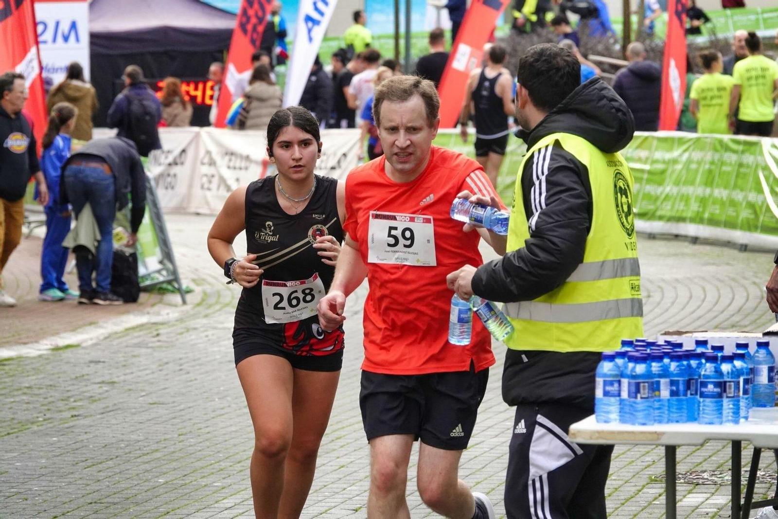 Recogiendo agua en la carrera Vigo+11 en Coia.