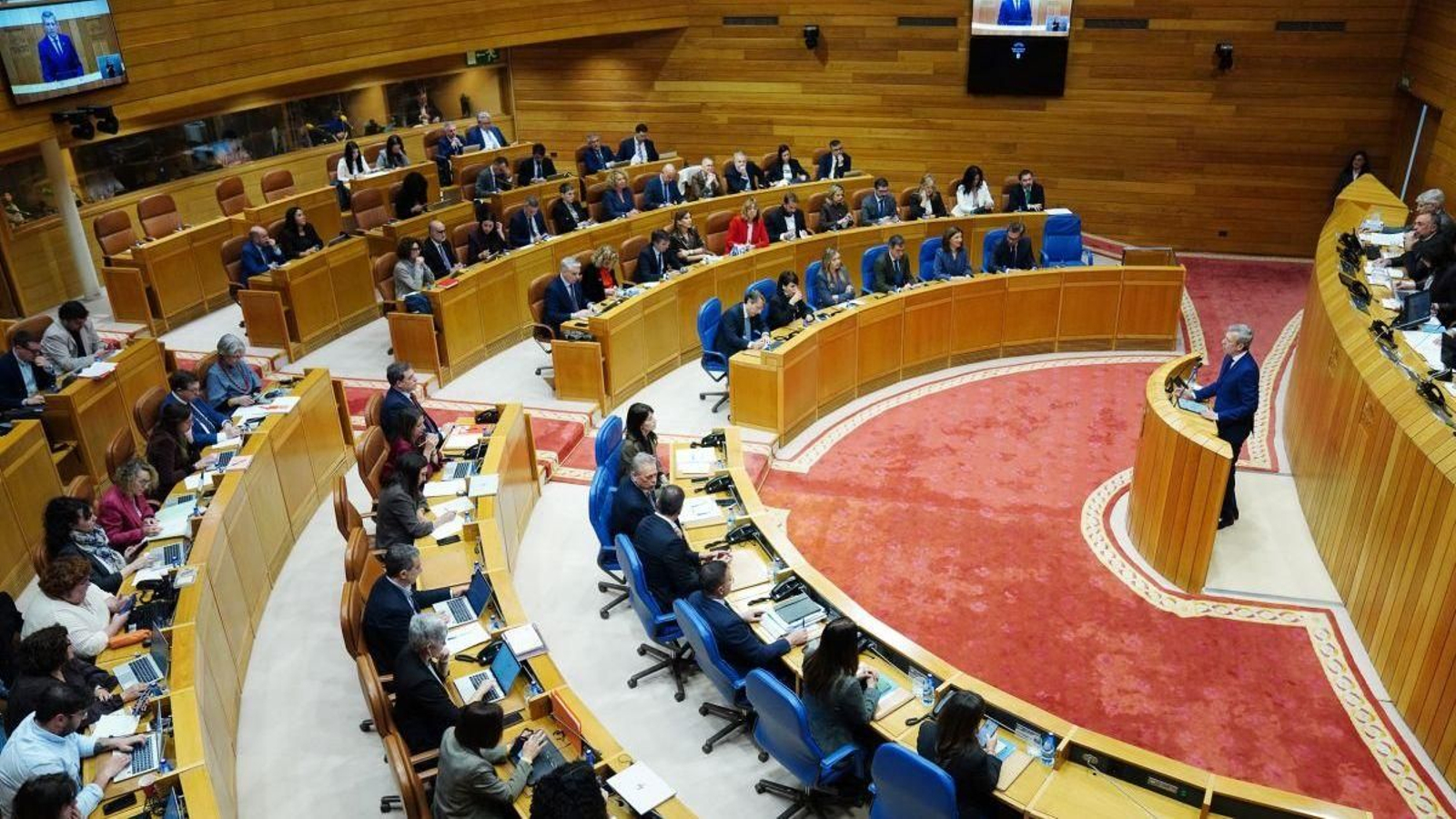 Alfonso Rueda se dirige al Parlamento de Galicia durante su intervención en el debate.