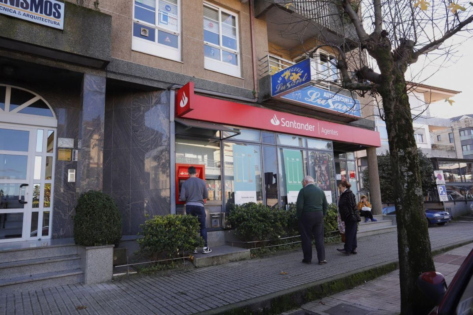 La sucursal del banco que sufrió el atraco en Mos, horas después del incidente.