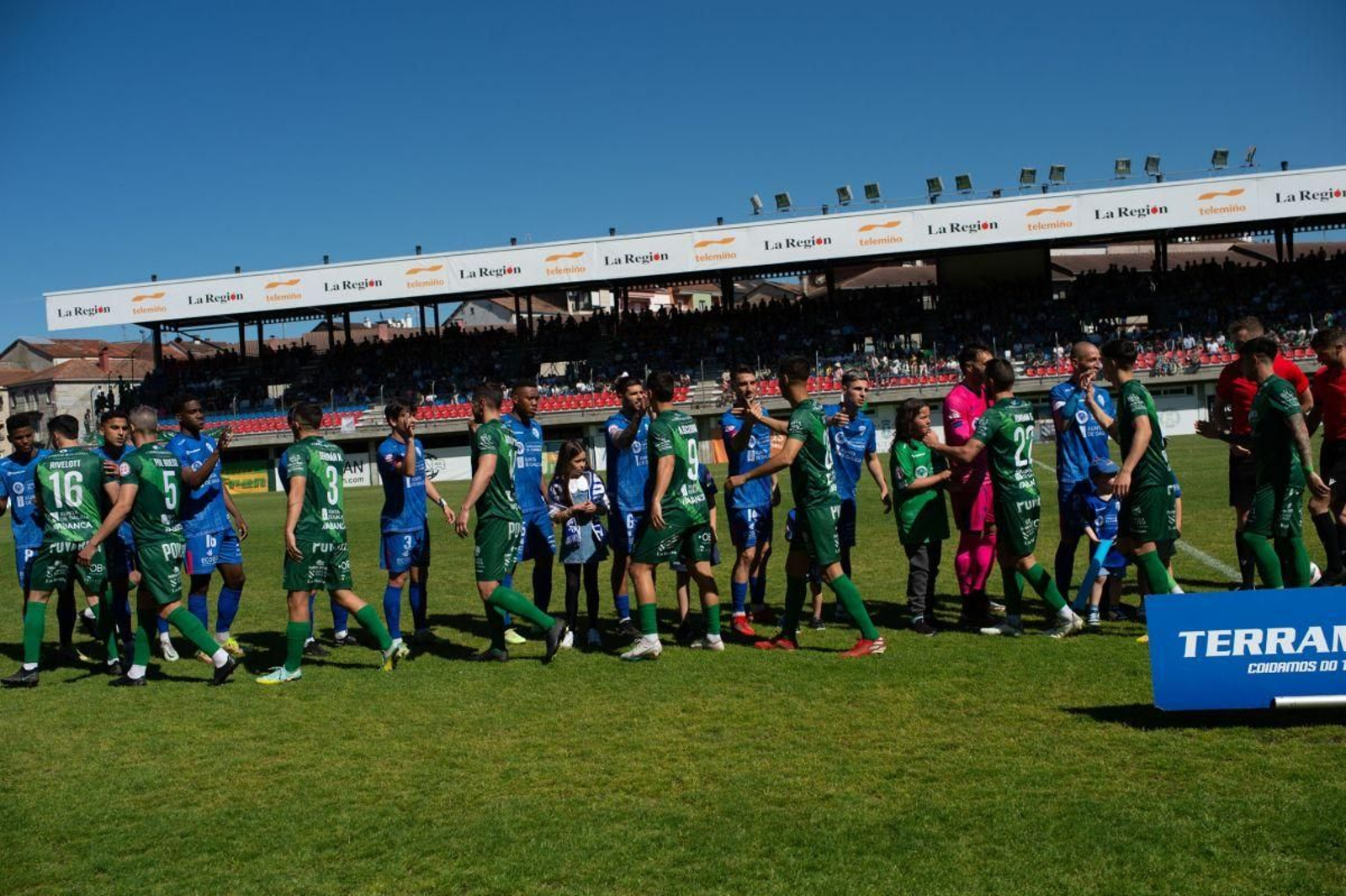 Saludo protocolario entre Ourense CF y Arenteiro en un derbi en O Couto.