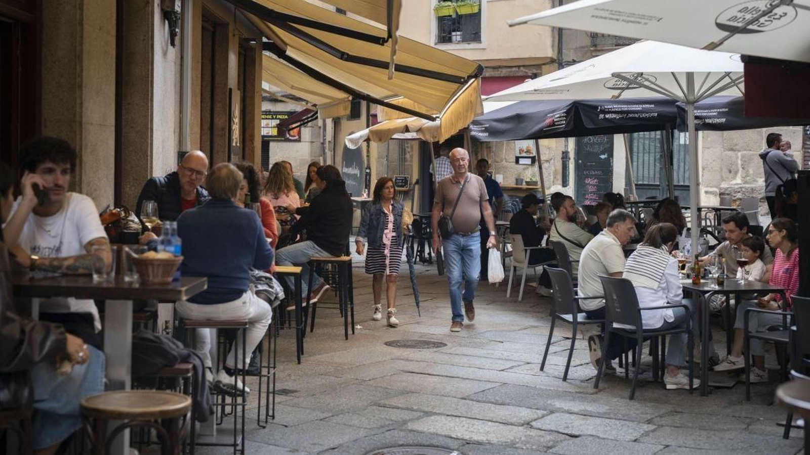Los bares y restaurantes de la Rúa dos Fornos ofrecen esta estampa a diario.