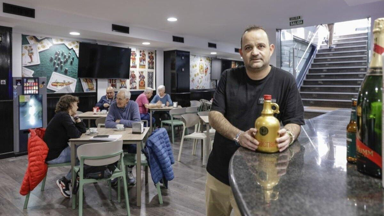 Luiz álvarez propietario de Central Mus en el local. Foto: Iago Cortón.