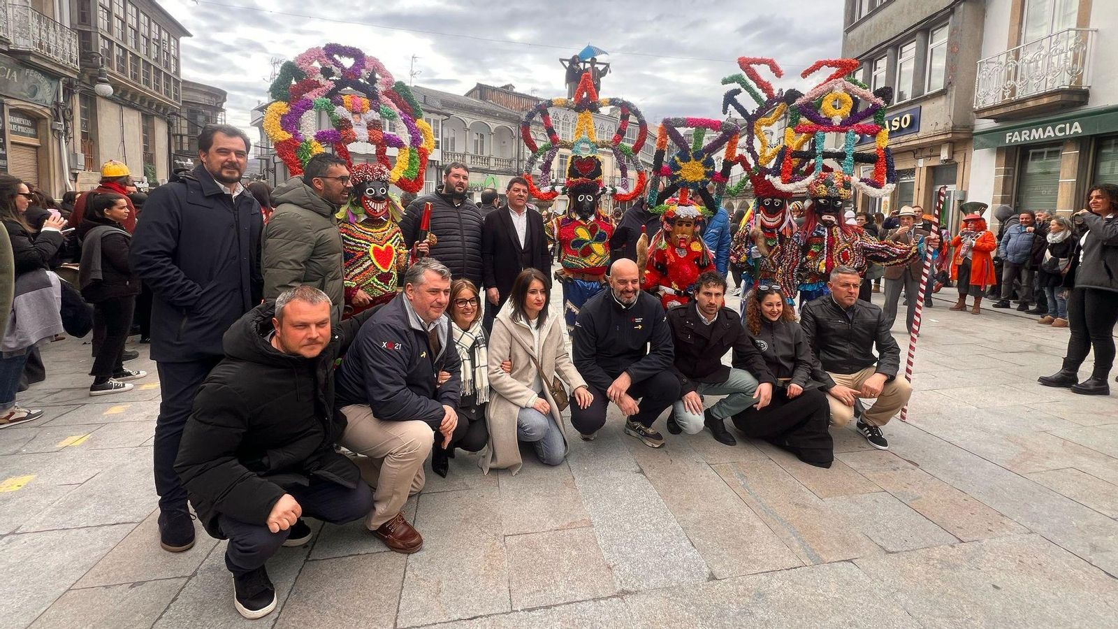 Autoridades con los boteiros de Fradelo en la Plaza Mayor.