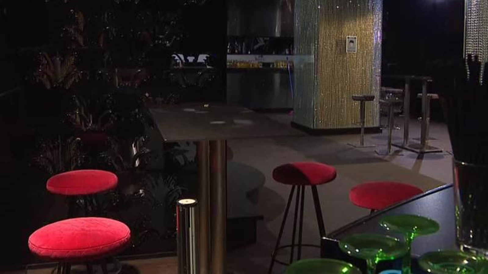 Interior de la discoteca vacía.