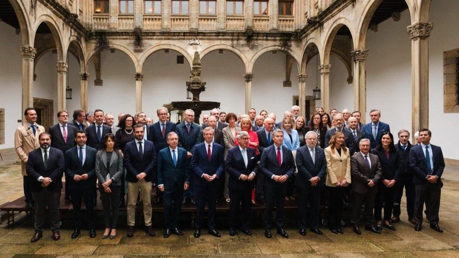 Rueda, Núñez Feijóo y Francisco Botas, con representantes del gobierno gallego y de la patronal tras el encuentro con el líder del PP en Santiago.
