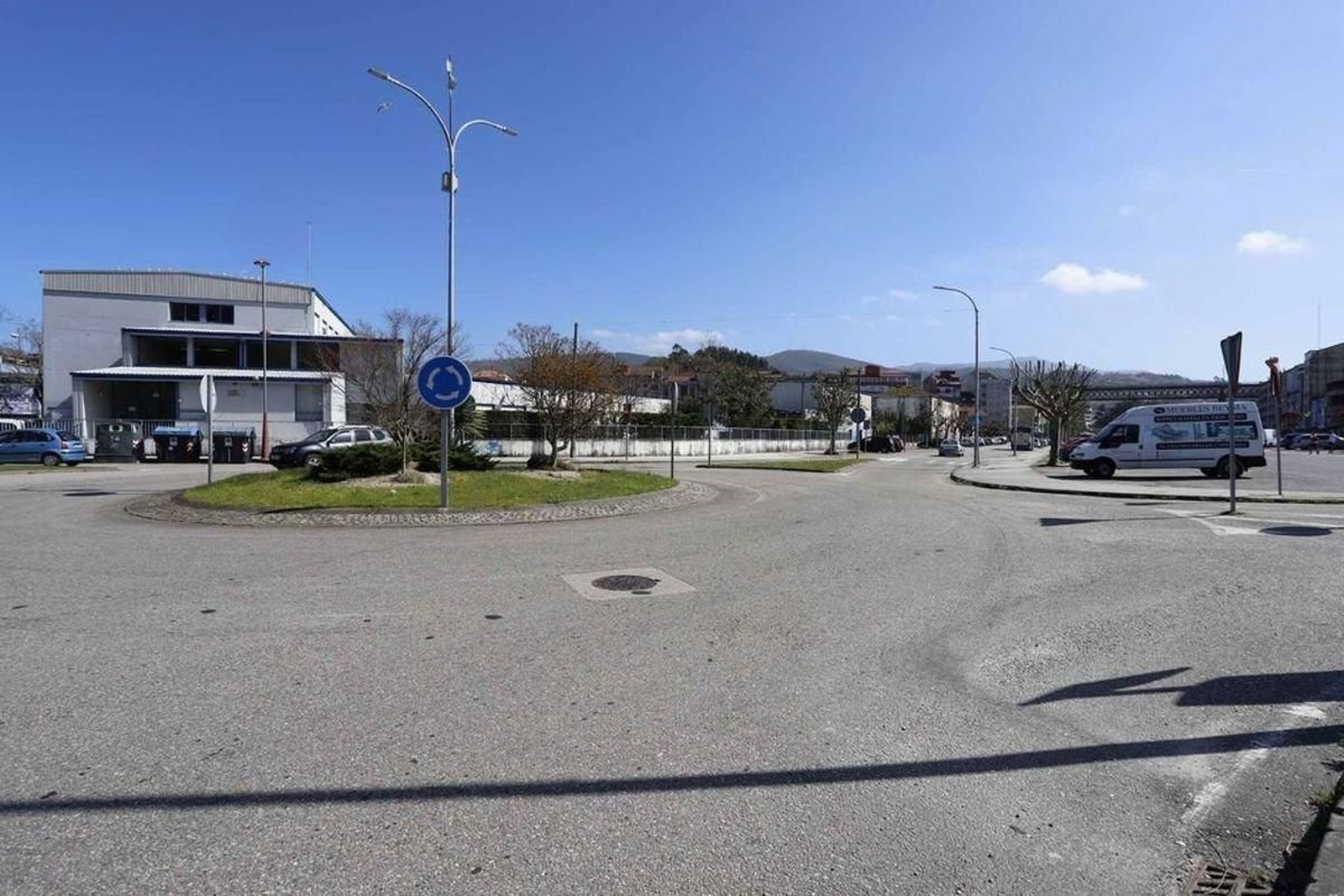 La avenida se colapsa en el horario de entrada y salida de los centros educativos de la zona.