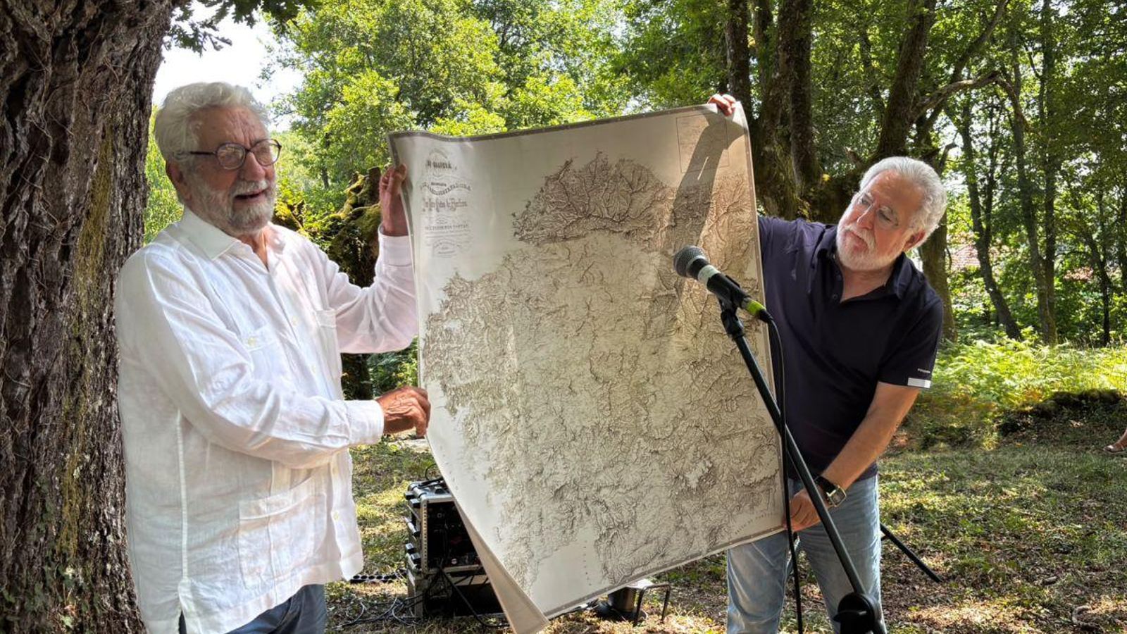 A copia do mapa de Fontán que Santalices -dereita- lle agasallou.