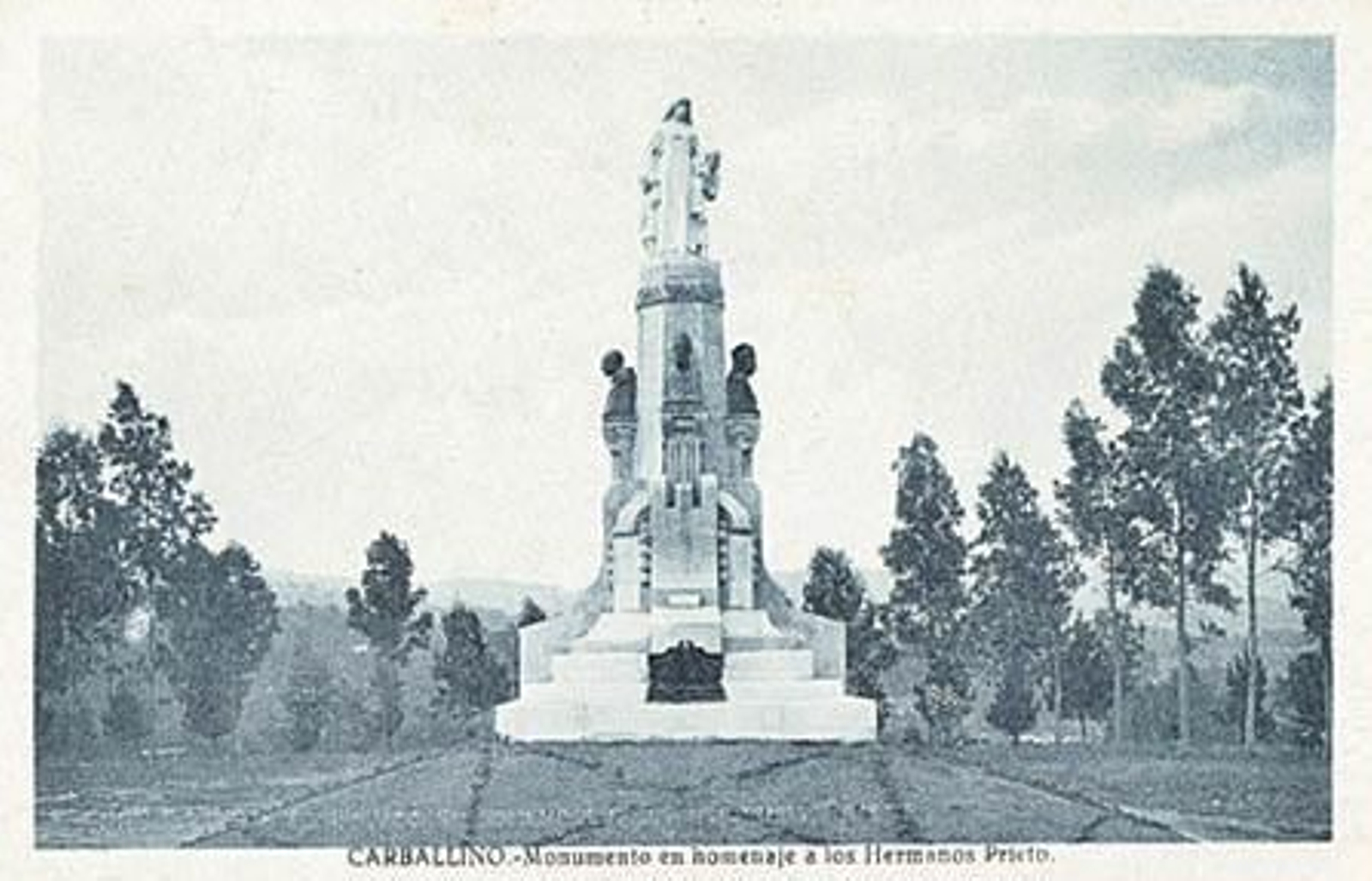 Postal con el monumento a los Prieto.