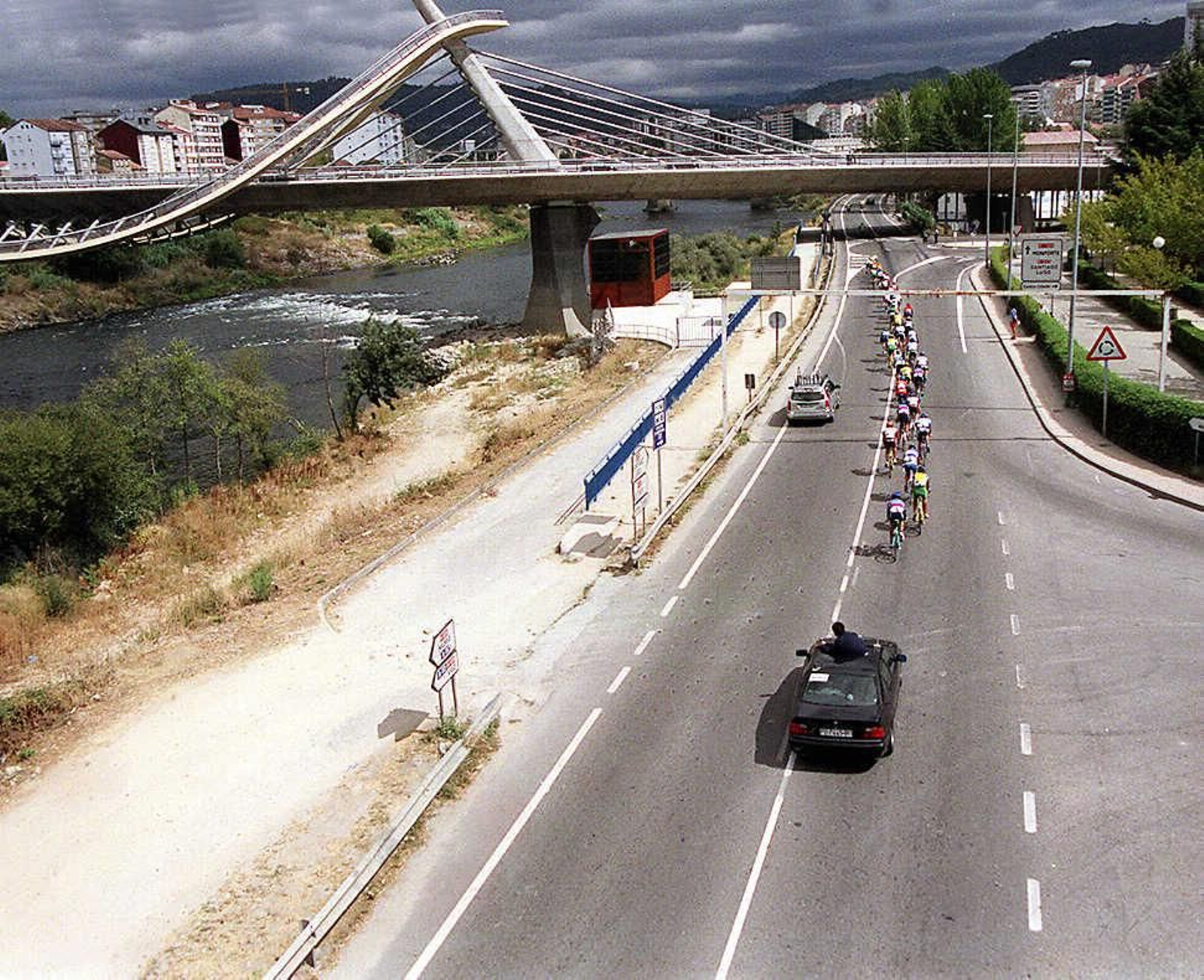 La construcción del emblemático Puente del Milenio hace 25 años cambiaba el skyline de Ourense, en fotos