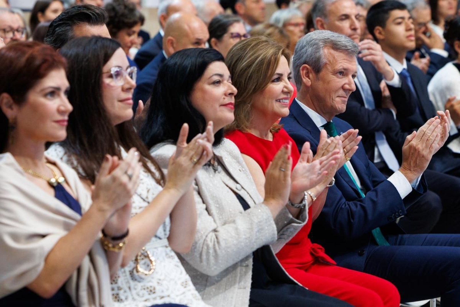 Las galardonadas con las Medallas de Galicia junto al presidente Alfonso Rueda