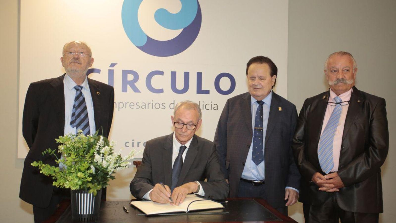 Antón Costas, durante la firma en el libro de visitas del Círculo.