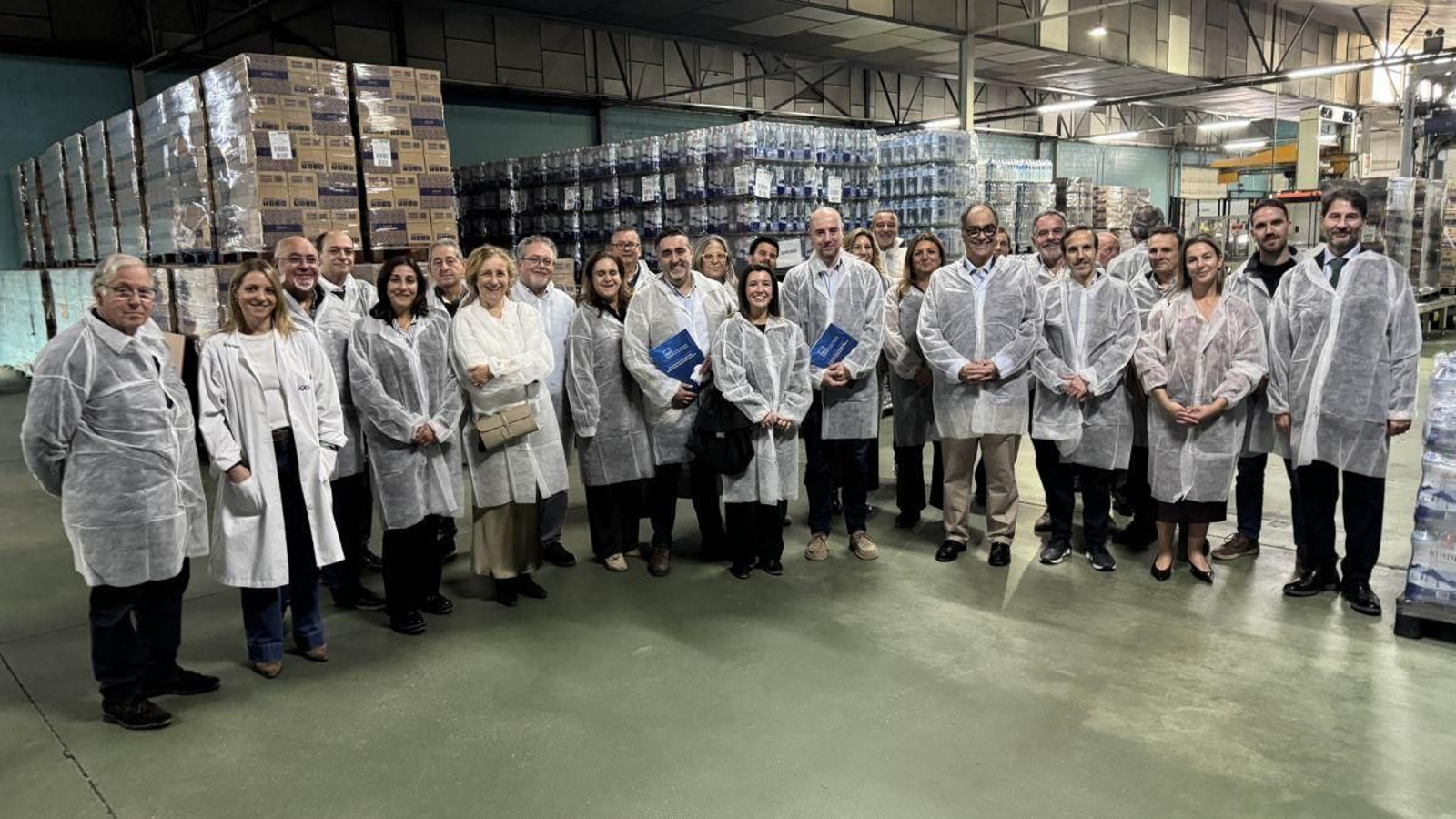 Participantes durante su visita a la fábrica de Sousas.