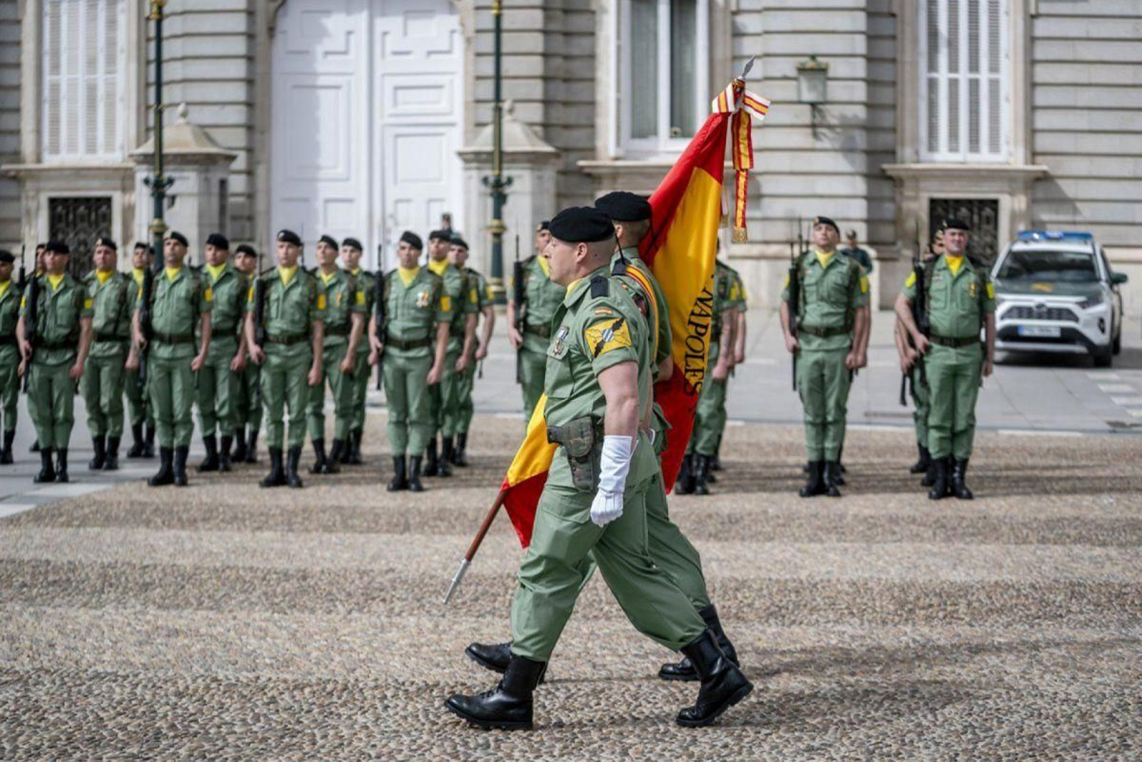 Militares desfilan durante la Jura de Bandera del personal civil, en Madrid.