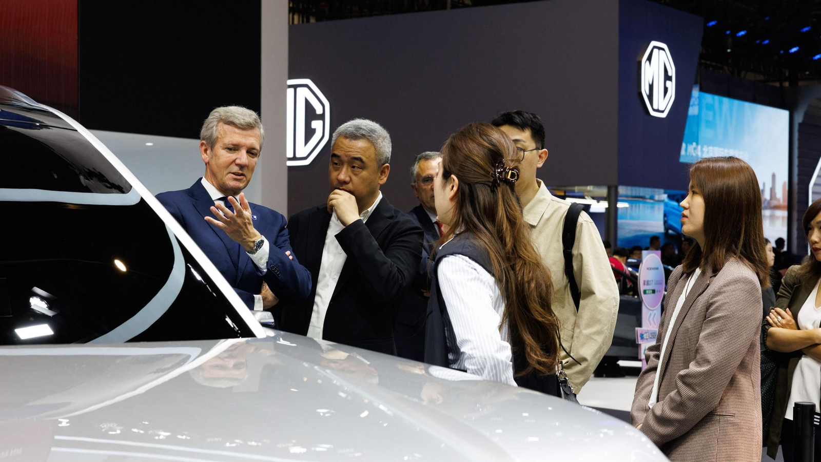 Alfonso Rueda, en la feria Beijing Autoshow de China. Al fondo, el logo de MG.