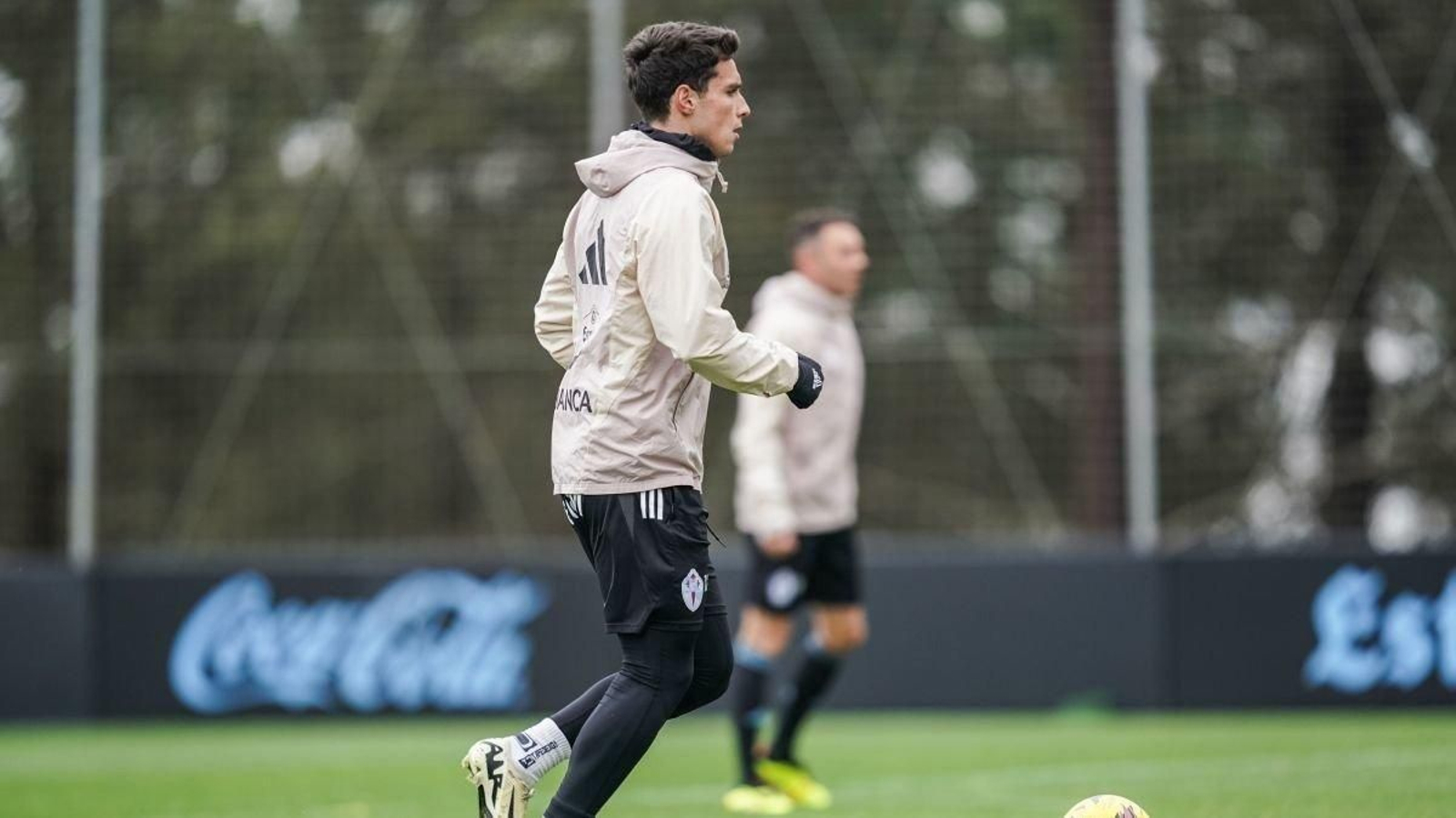 Anastasios Douvikas conduce el balón durante el entrenamiento de ayer.