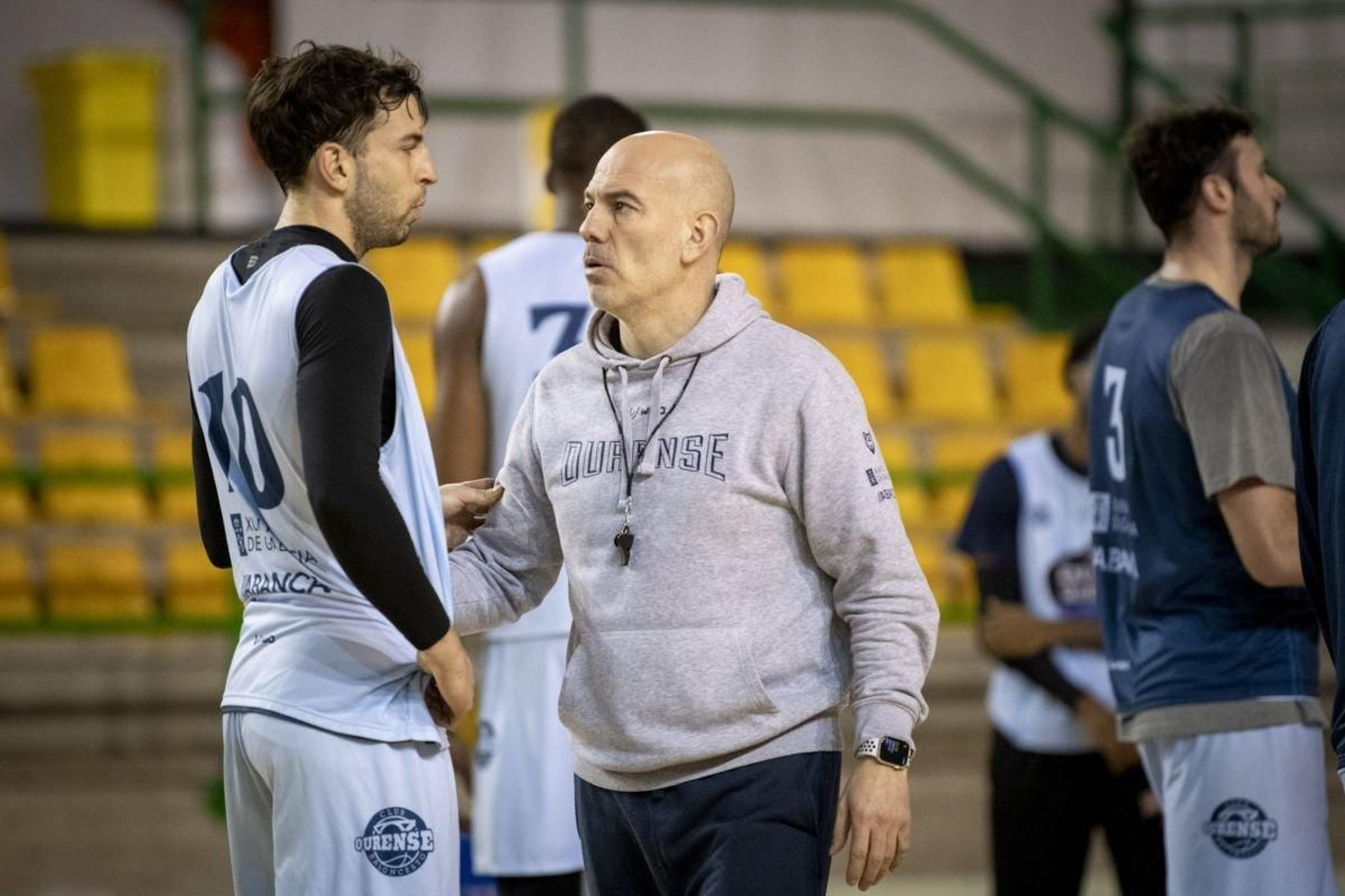 Félix Alonso charla con Llorente en un entrenamiento en el Pazo.