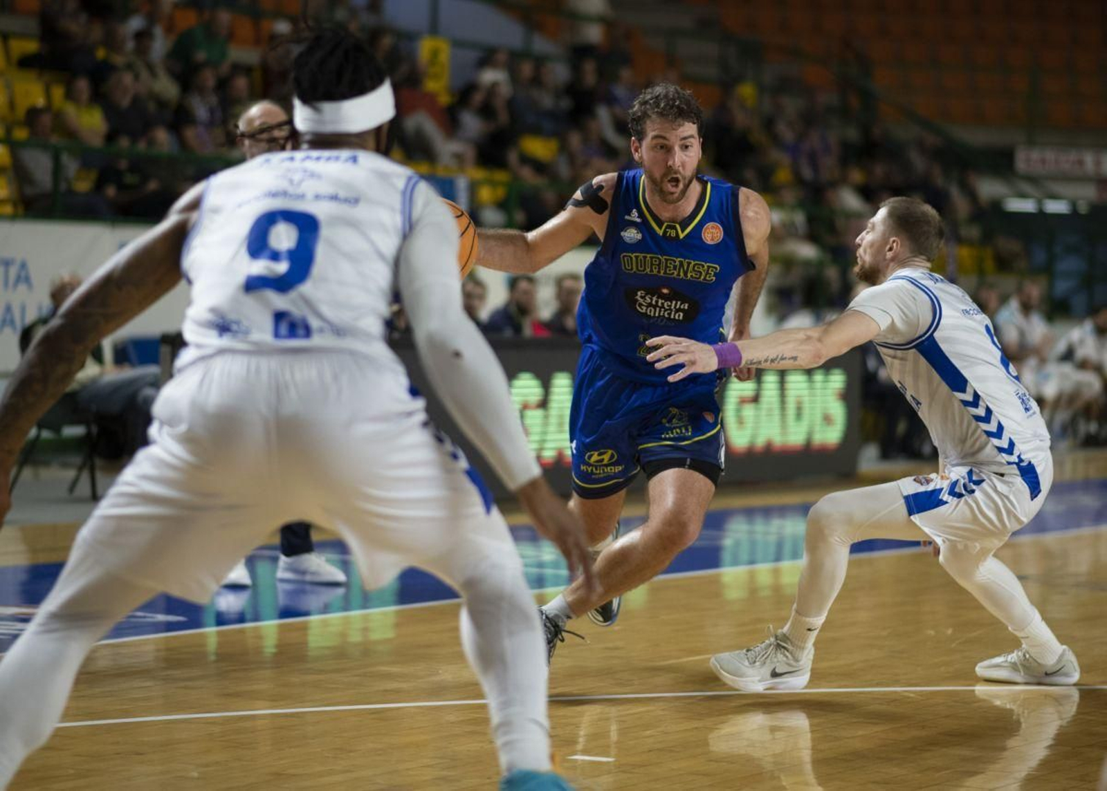 McDonnell trata de marcharse de Jakovics en el duelo ante el Palencia del pasado curso.