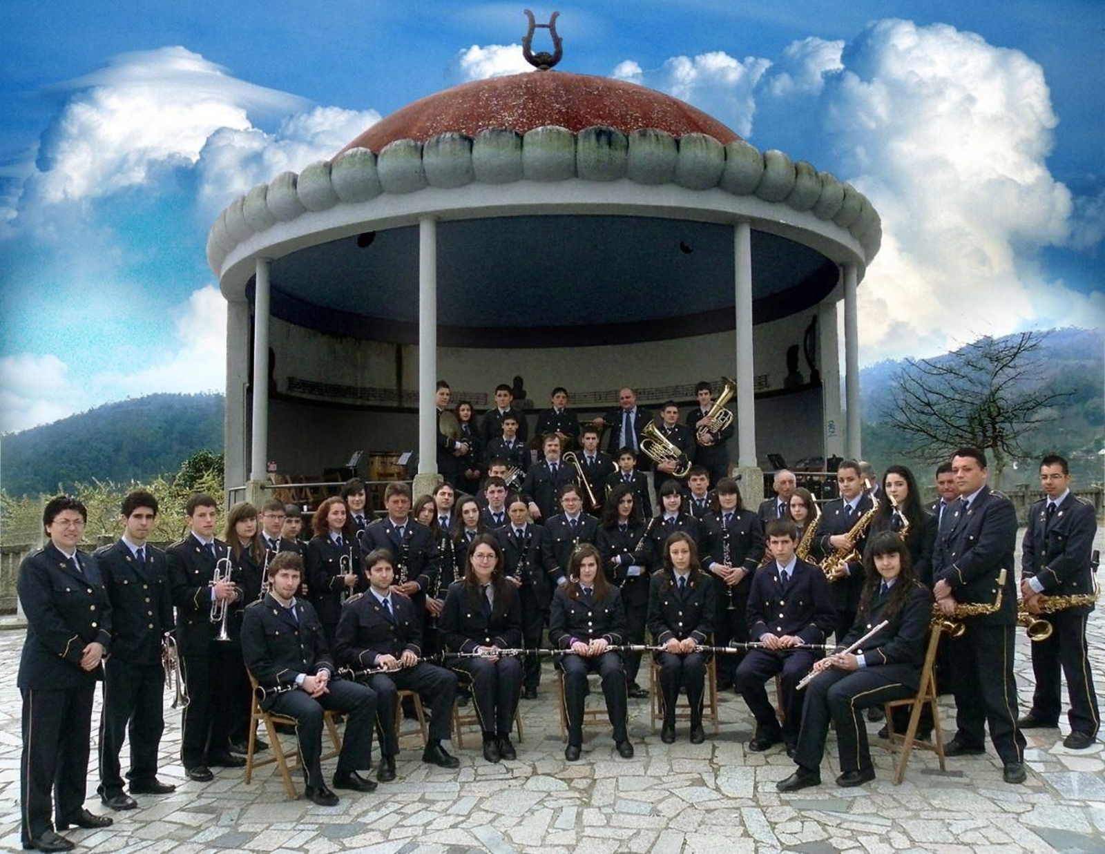 Banda  Unión de Guláns, al pie del Palco de la Música de esta parroquia ponteareana.