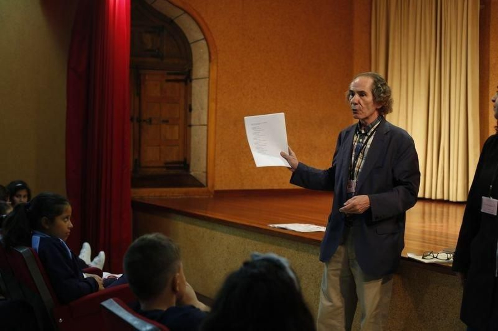 El poeta Zetho Cunha Gonçalves recitó algunos de sus poemas para los alumnos del Santo Ángel.