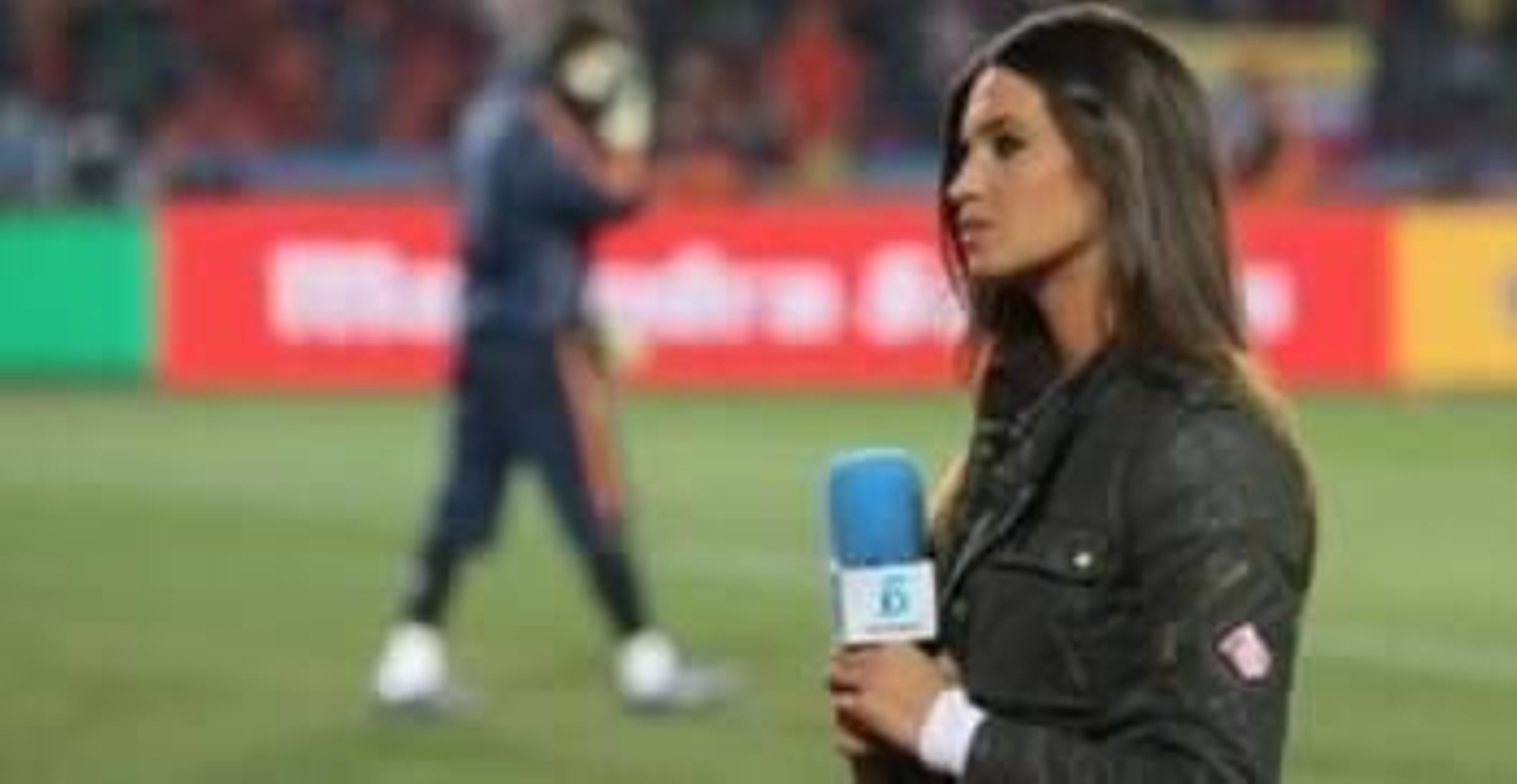 La presentadora de Tele 5 centró los flashes de las agencias de fotos antes de que comenzará el encuentro ante Honduras