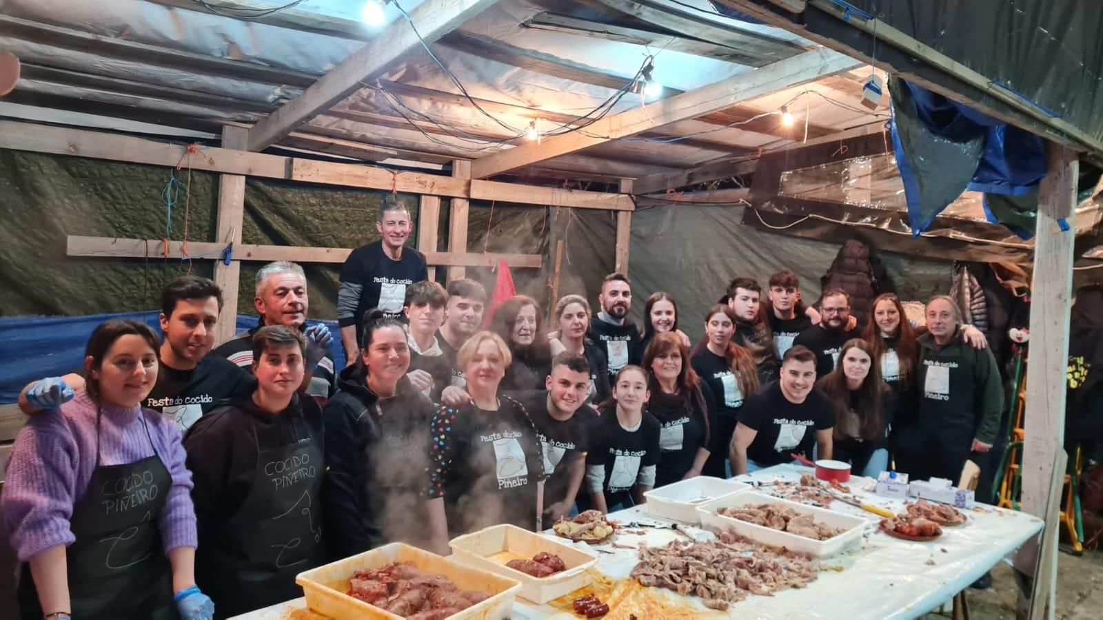 Los vecinos de Trives que prepararon la cena.