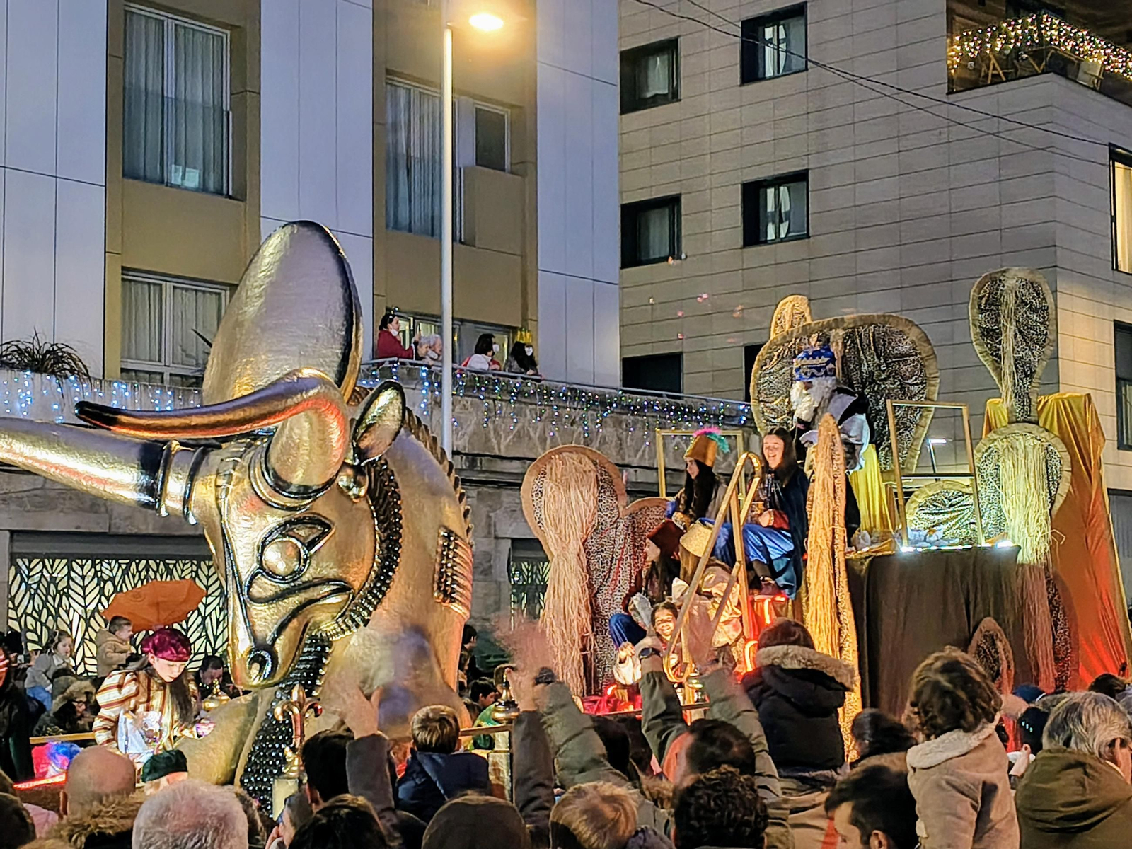 La carroza del Rey Melchor a su paso por la calle Loureiro Crespo llena de familias.