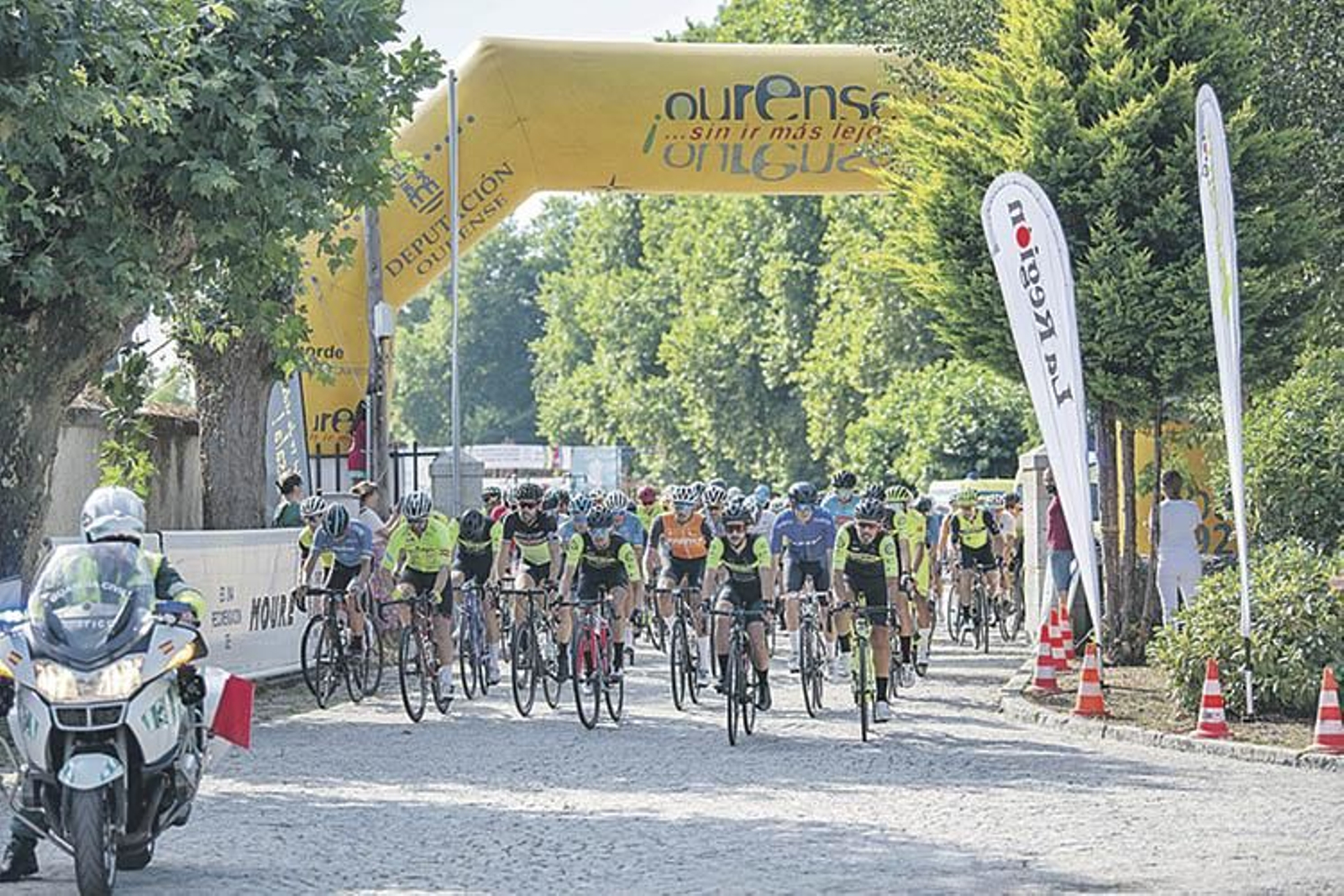 La salida de la competición, con todo el pelotón de participantes. ÓSCAR PINAL