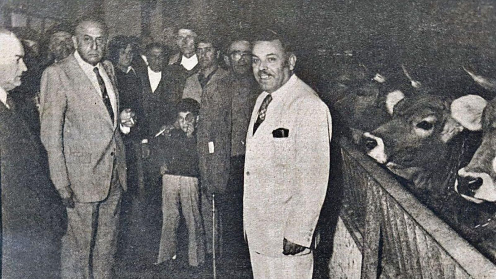 Un momento de la entrega del lote de ganado