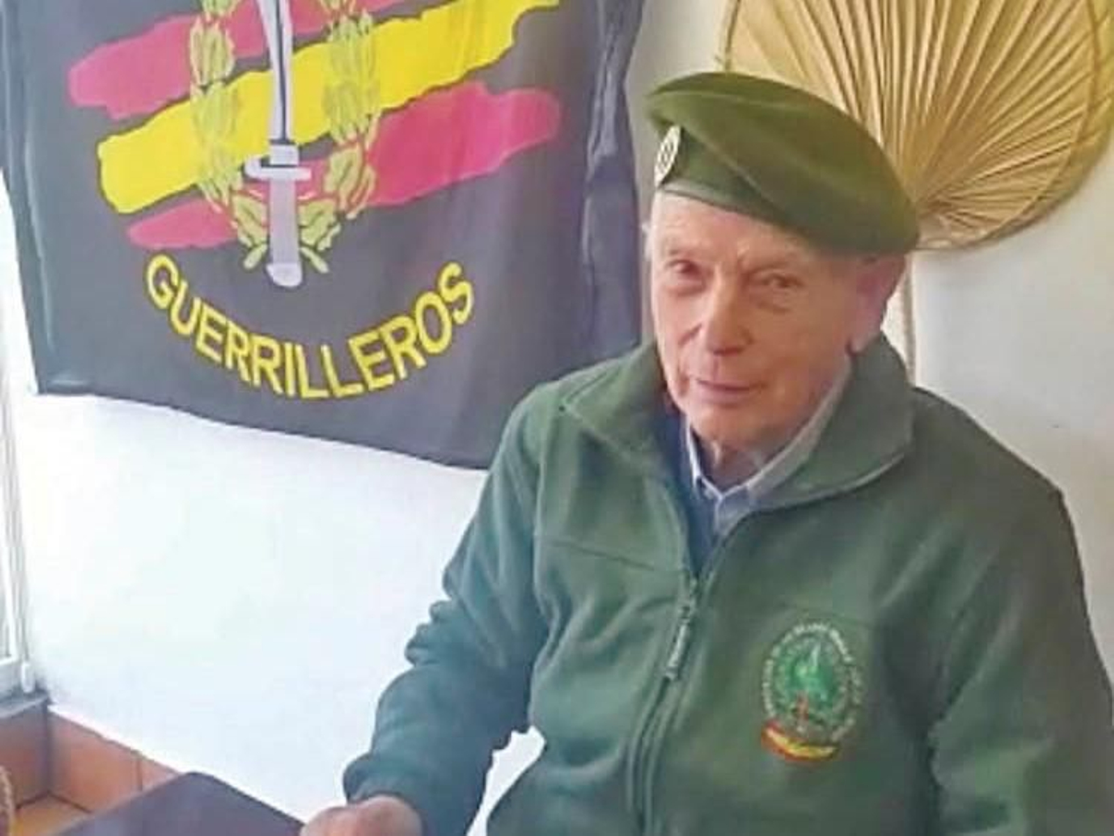 Manuel Rodríguez luce orgulloso su boina verde.