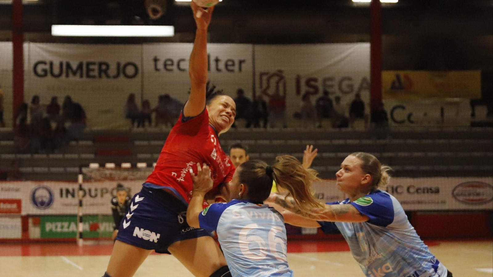 Las porriñesas, durante el partido de la semana pasada en el Municipal.