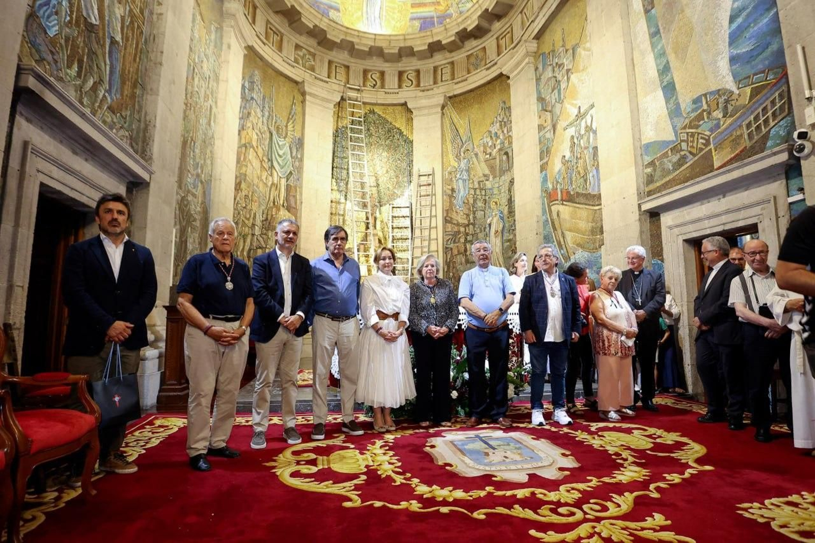 Galería | Vigo vive el pregón y el descendimiento del Cristo da Victoria