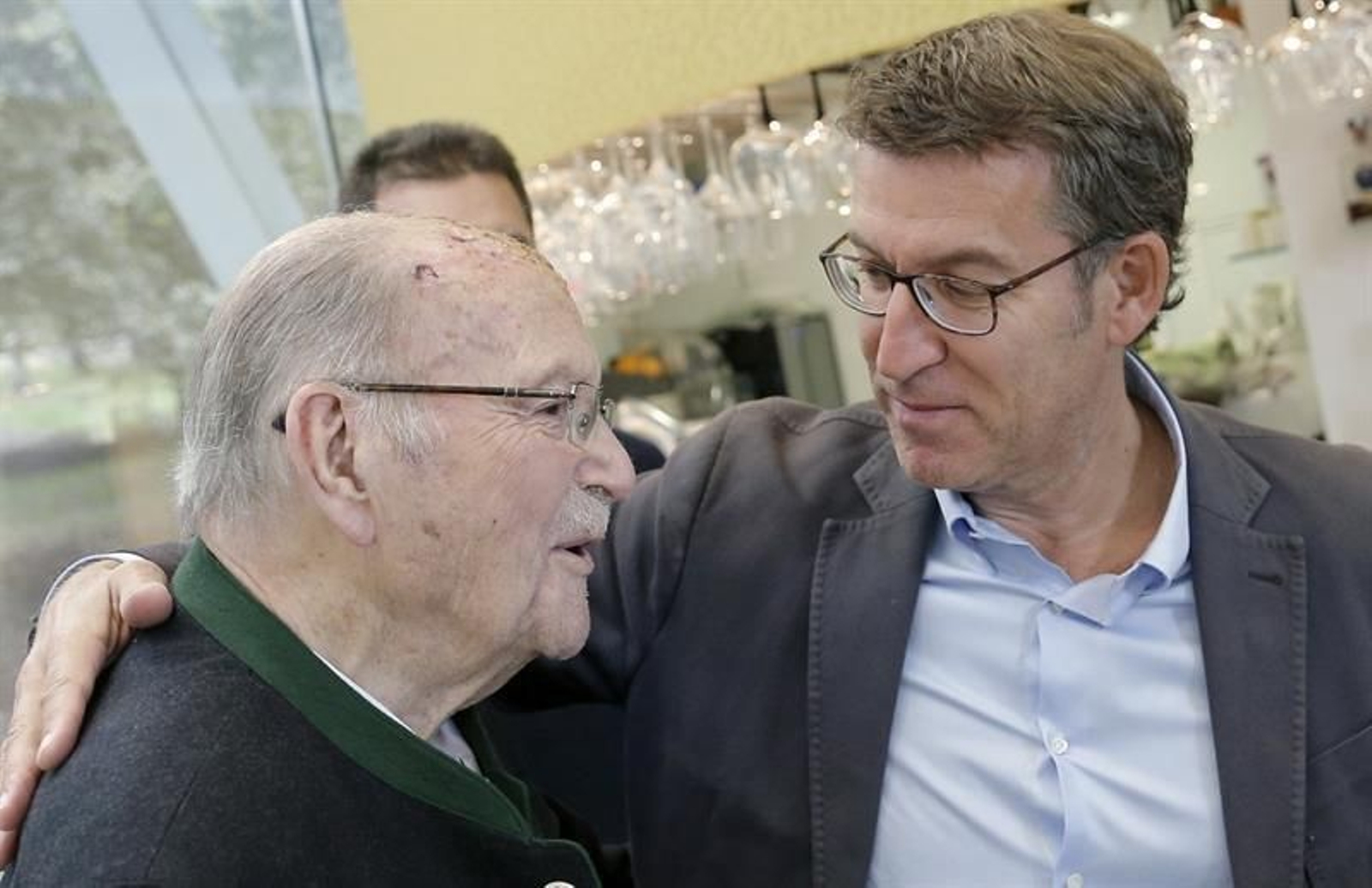 Alberto Núñez Feijóo (i), charla en una cafetería de Santiago de Compostela con el expresidente del Gobierno gallego, Gerardo Fernández Albor