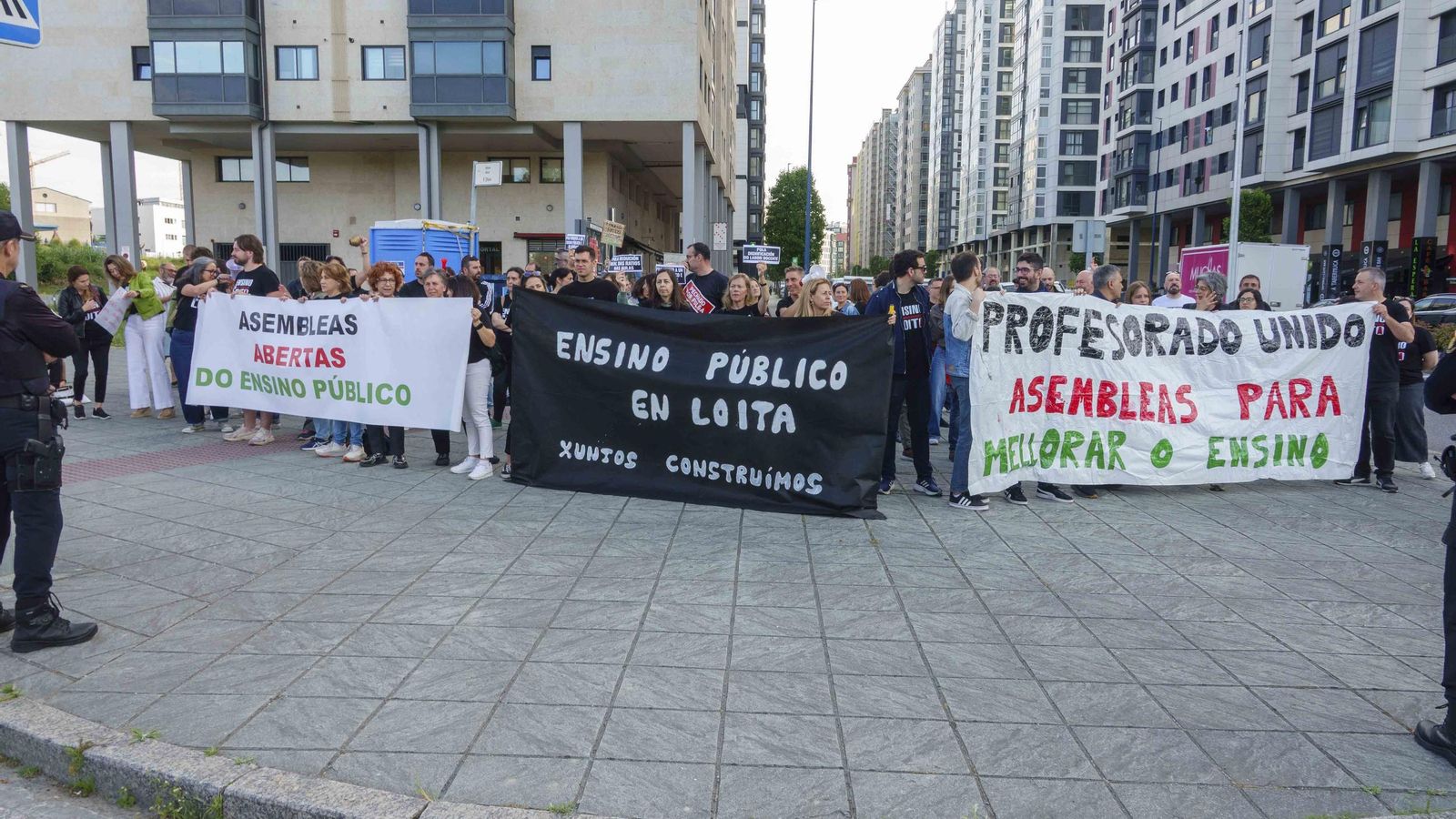 Protesta de docentes frente a la parcela del IES Domingo Villar.
