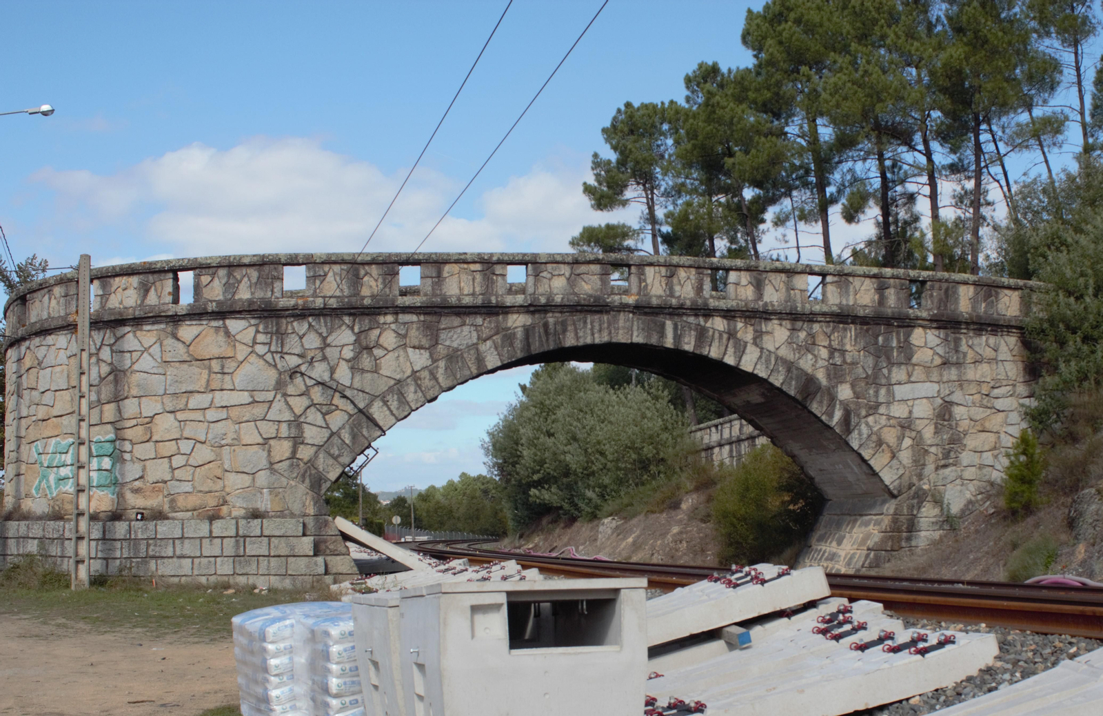 El primero de los pasos elevados de Taboadela a Ourense, semanas antes de su demolición.
