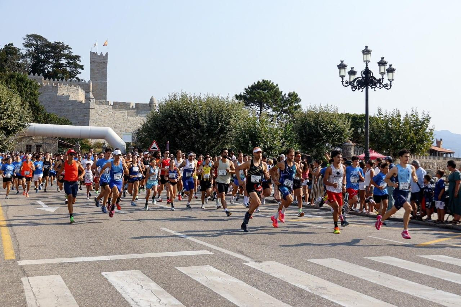 Galería | Más de 1.300 personas corren y caminan por Baiona