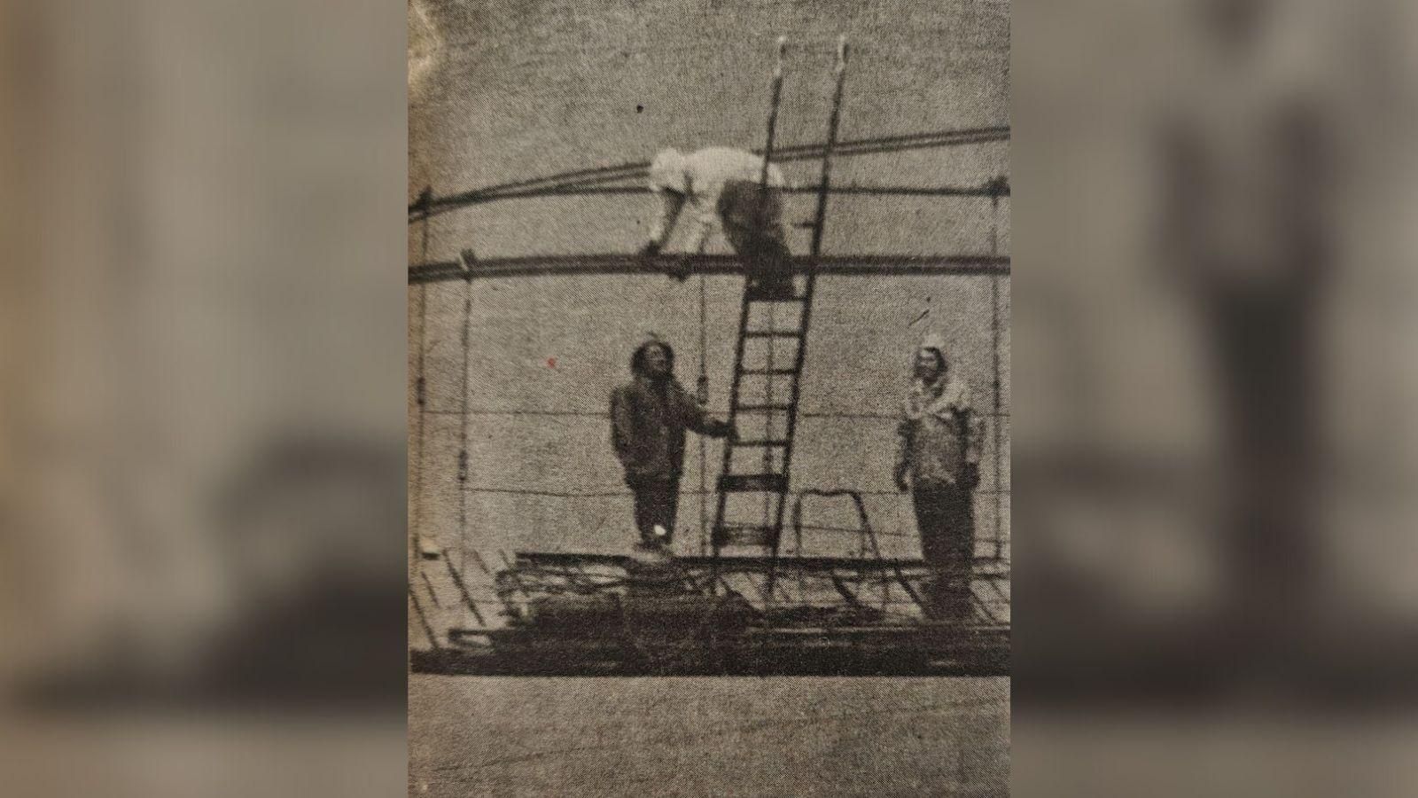 Tres trabajadores desmontando la pasarela sobre el Miño en Frieira.