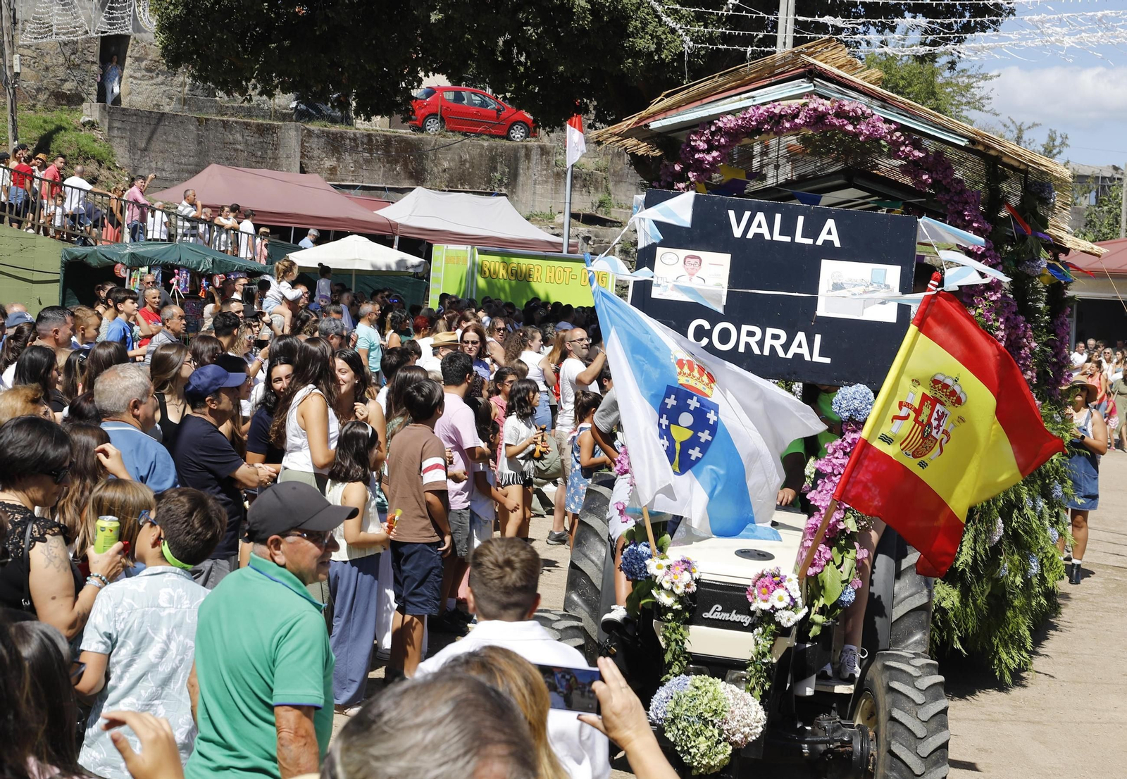 Galería | El desfile de carrozas, protagonista en las fiestas de San Campio de Valadares