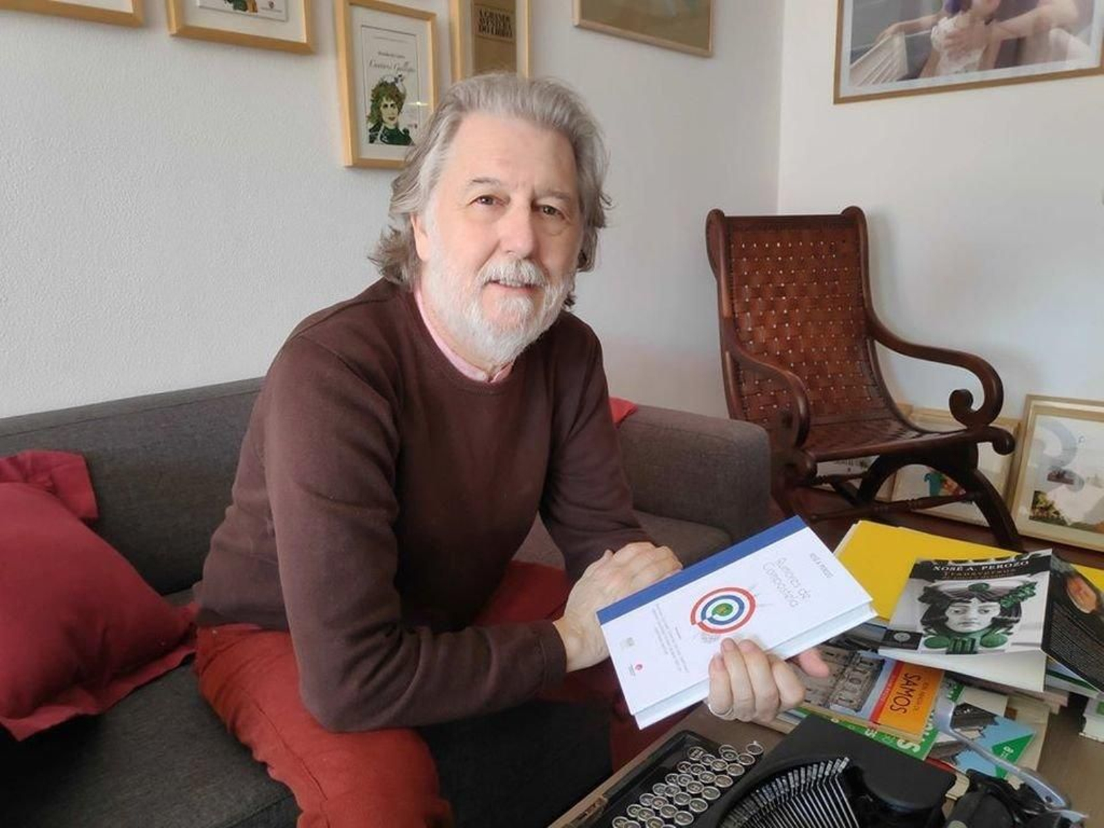 Xosé Antonio Perozo estrena género con un libro de poesía.