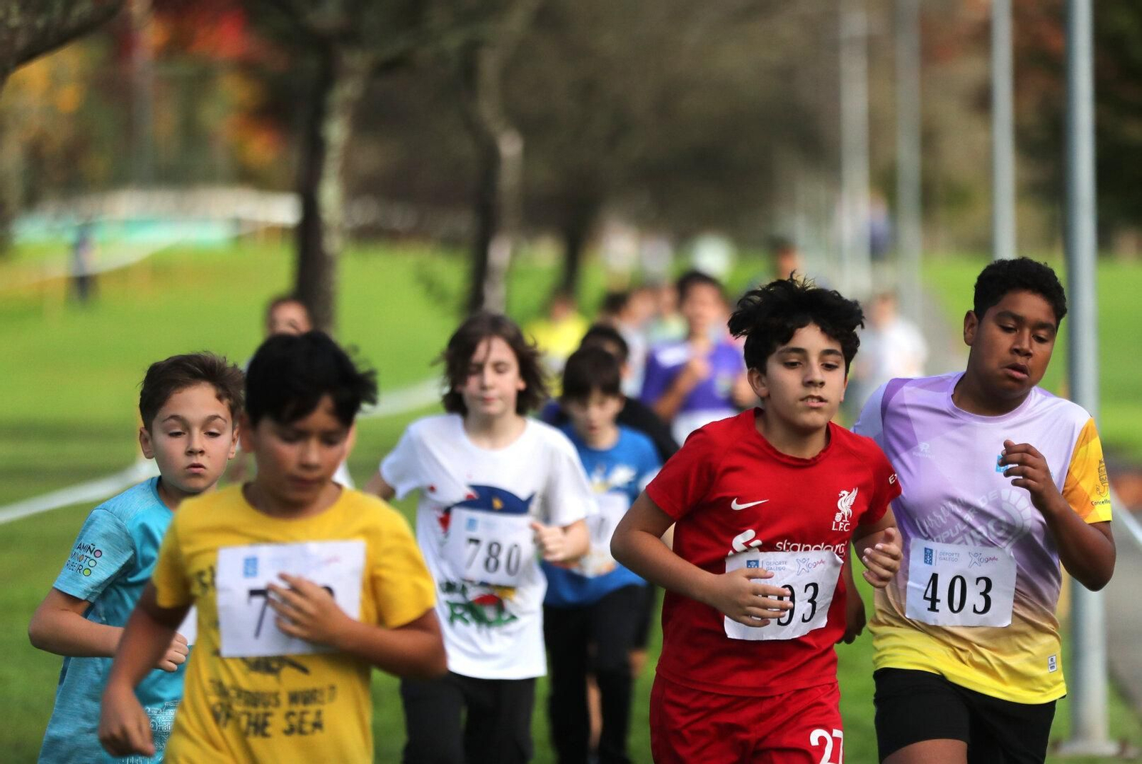 Corriendo con fuerza hacia la meta.