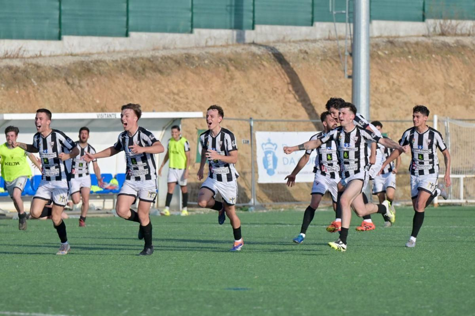 Los jugadores del Antela celebran el ascenso ante el San Tirso en la tanda de penaltis.